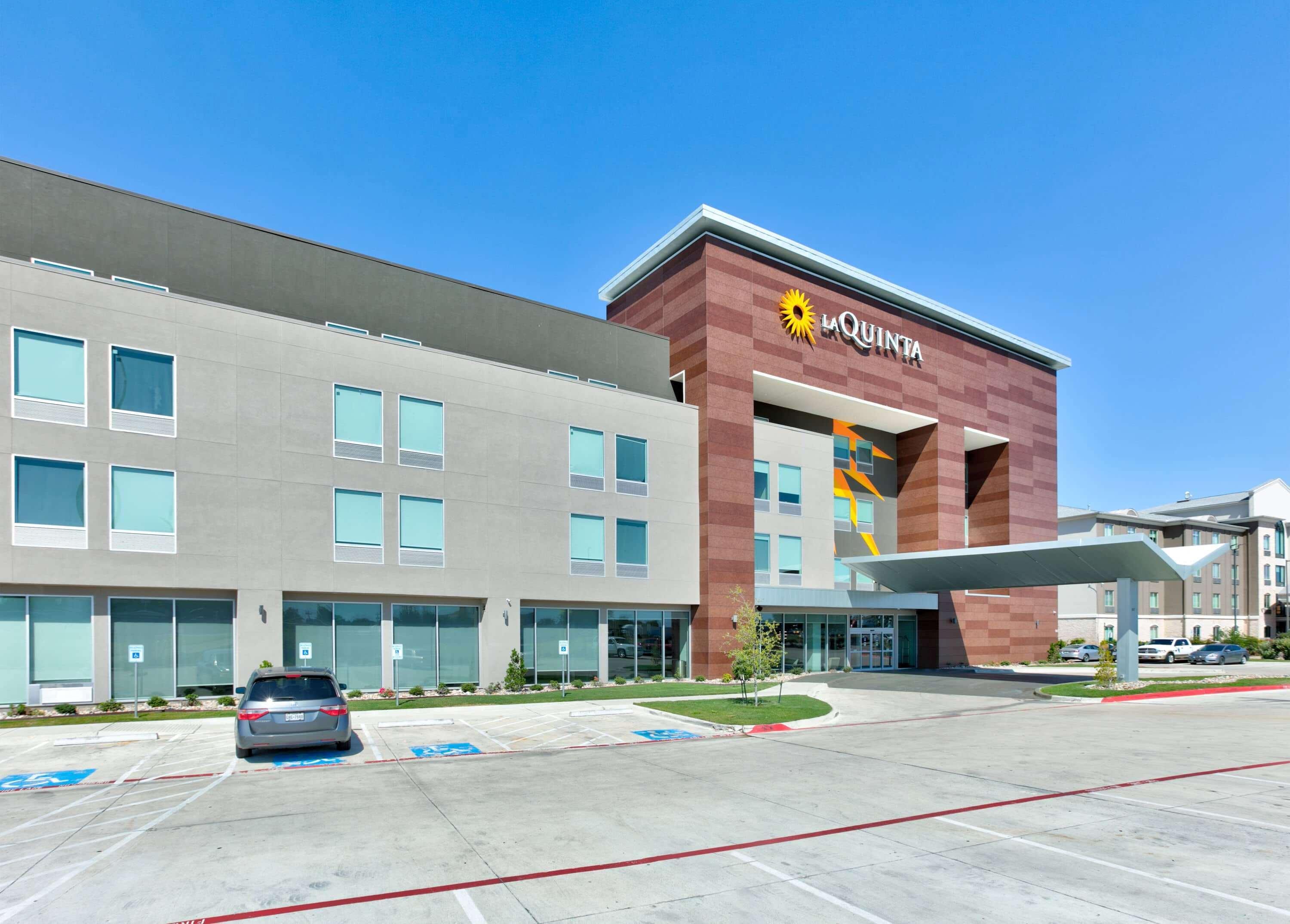 La Quinta Inn & Suites By Wyndham Dallas/Fairpark Exteriör bild