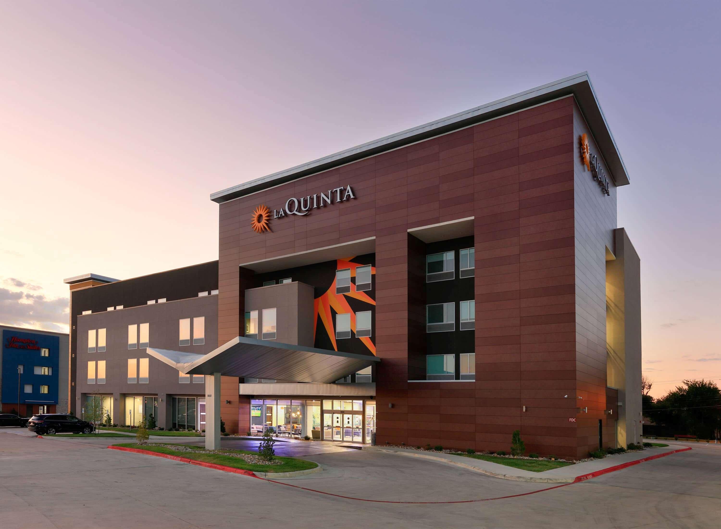 La Quinta Inn & Suites By Wyndham Dallas/Fairpark Exteriör bild