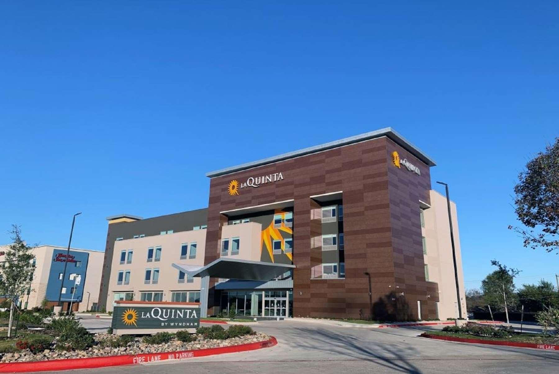 La Quinta Inn & Suites By Wyndham Dallas/Fairpark Exteriör bild
